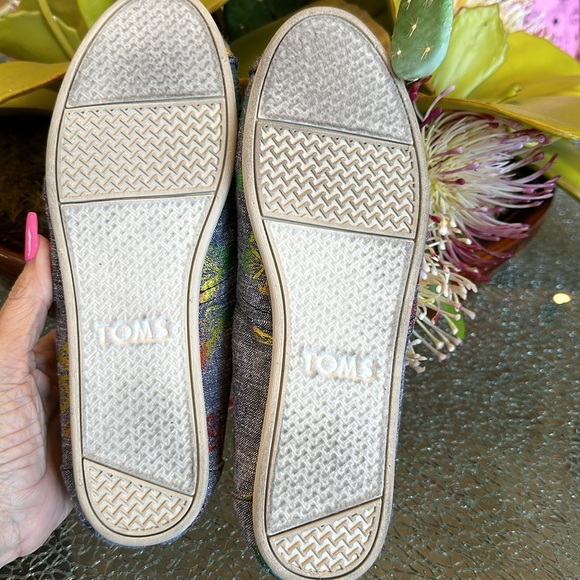 EUC TOMS SLIP ON CANVAS SHOE SIZE W7.5. DENIM LOOK W/BUTTERFLIES - Picture 4 of 7